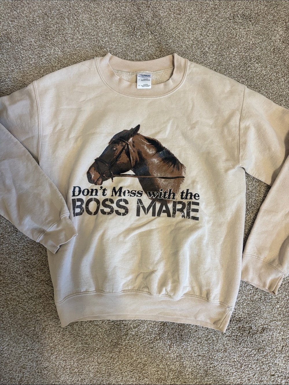 Gildan Cream 'Boss Mare' Graphic Crewneck Sweatshirt